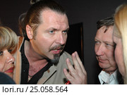 Юбилей продюсера, актера, кинокритика Марка Рудинштейна (Mark Rudinshtein). Режиссер театра и кино Юрий Грымов. (2006 год). Редакционное фото, фотограф Александр С. Курбатов / Фотобанк Лори