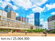 PARIS, FRANCE - JULY 06, 2016 :La Defense, Business Quarter with businessmen in the streets, area of Paris, French financial center with skyscrapers and modern buildings. Редакционное фото, фотограф Vitas / Фотобанк Лори