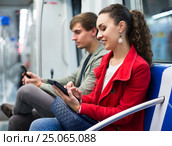 Young couple reading smartphone and e-book. Стоковое фото, фотограф Яков Филимонов / Фотобанк Лори