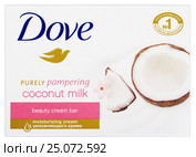 Dove Purely pampering coconut milk - beauty cream bar soap isolated on white (2017 год). Редакционное фото, фотограф Роман Самохин / Фотобанк Лори