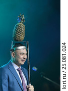 Костя Цзю с ананасом на голове, церемония "Звезда бокса 2016" (2017 год). Редакционное фото, фотограф Дмитрий Неумоин / Фотобанк Лори