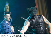 Костя Цзю с ананасом на голове, церемония "Звезда бокса 2016" (2017 год). Редакционное фото, фотограф Дмитрий Неумоин / Фотобанк Лори