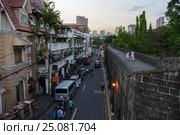 Manila, Philippines - March 7, 2016: view of street Muralla from the walls of Intramuros in Manila. Редакционное фото, фотограф Ершов Максим / Фотобанк Лори