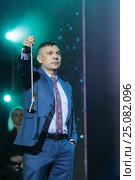 Костя Цзю с колокольчиком в руках "Звезда бокса 2016" (2017 год). Редакционное фото, фотограф Дмитрий Неумоин / Фотобанк Лори