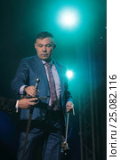 Костя Цзю с колокольчиком в руках "Звезда бокса 2016" (2017 год). Редакционное фото, фотограф Дмитрий Неумоин / Фотобанк Лори