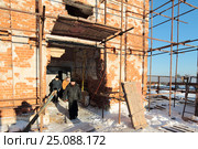 Отец Дионисий у Воскресенского храма села Хотча (2017 год). Редакционное фото, фотограф Дмитрий Неумоин / Фотобанк Лори