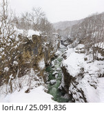 Бурлящий поток зеленой холодной воды реки Белой в узком каменном ущелье Хаджохская теснина на окраине поселка Каменномостский (Адыгея) в зимний деньна холодный зимний день. Стоковое фото, фотограф Наталья Гармашева / Фотобанк Лори