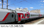 Train on Kazansky railway terminal ( Kazansky vokzal) and passengers -- is one of nine railway terminals in Moscow, Russia. Construction of the modern building according to the design by architect Alexey Shchusev started in 1913 and ended in 1940 (2017 год). Редакционное видео, видеограф Владимир Журавлев / Фотобанк Лори