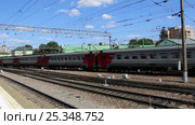 Train on Kazansky railway terminal ( Kazansky vokzal) and passengers -- is one of nine railway terminals in Moscow, Russia. Construction of the modern building according to the design by architect Alexey Shchusev started in 1913 and ended in 1940 (2017 год). Редакционное видео, видеограф Владимир Журавлев / Фотобанк Лори