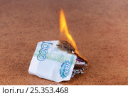 Догорает банкнота 1000 рублей. Стоковое фото, фотограф Юрий Шурчков / Фотобанк Лори