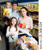 Parents with two kids buying fruit yoghurt. Стоковое фото, фотограф Яков Филимонов / Фотобанк Лори