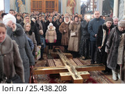 Праздничная литургия в Гуслицком монастыре, люди (2017 год). Редакционное фото, фотограф Дмитрий Неумоин / Фотобанк Лори