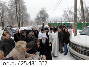 Великое освящение Никольского храма села Батюшково, митрополит Ювеналий у братской могилы (2016 год). Редакционное фото, фотограф Дмитрий Неумоин / Фотобанк Лори