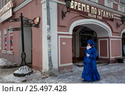 Жительница города Кристина Борискина идет по Успенской площади в центре города Углича Ярославской области, Россия (2017 год). Редакционное фото, фотограф Николай Винокуров / Фотобанк Лори