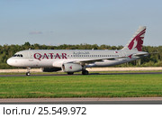 Airbus A320 (бортовой A7-AHE) авиакомпании Qatar Airways на рулении в Домодедове (2011 год). Редакционное фото, фотограф Alexei Tavix / Фотобанк Лори