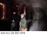 Журналист Дарья Денисова разговаривает с настоятелем в храме села Селёвкино (2017 год). Редакционное фото, фотограф Дмитрий Неумоин / Фотобанк Лори
