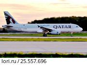 Airbus A320 (бортовой A7-AHE) авиакомпании Qatar Airways на взлете в Домодедове (2011 год). Редакционное фото, фотограф Alexei Tavix / Фотобанк Лори