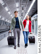 Portrait of couple with wheeled trollers at subway platform. Стоковое фото, фотограф Яков Филимонов / Фотобанк Лори