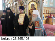 Митрополит Ювеналий награждает грамотой людей в Троицком соборе города Щёлково (2016 год). Редакционное фото, фотограф Дмитрий Неумоин / Фотобанк Лори