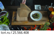 Chef Prepare Baking Paper For Coocking. Стоковое видео, видеограф Станислав Панкратов / Фотобанк Лори