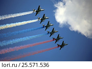 Группа штурмовиков Су-25 "Грач" в небе дымят цветами российского флага на параде посвященному Дню Победы в городе Москве, Красная Площадь, 2016. Редакционное фото, фотограф Алексей Гусев / Фотобанк Лори