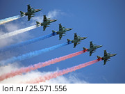 Группа штурмовиков Су-25 "Грач" в небе дымят цветами российского флага на параде посвященному Дню Победы в Москве, Красная Площадь, 2016. Редакционное фото, фотограф Алексей Гусев / Фотобанк Лори