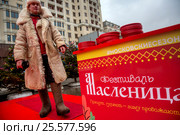 Площадки с масленичными забавами на манежной площади в центре города Москвы во время фестиавля "Московская Масленица", Россия (2017 год). Редакционное фото, фотограф Николай Винокуров / Фотобанк Лори