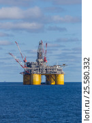 Платформа Shell Olympus в Мексиканском заливе, вертикальный кадр (2016 год). Редакционное фото, фотограф Алексей Шматков / Фотобанк Лори