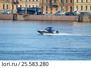 Скоростной полицейский катер Silver Hawk (РЛА 23-71) несется по Неве вдоль набережной Лейтенанта Шмидта (2016 год). Редакционное фото, фотограф Сергей Дубров / Фотобанк Лори