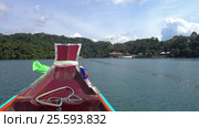 Cheow Lan lake from moving boat in Thailand (2017 год). Стоковое видео, видеограф Михаил Коханчиков / Фотобанк Лори