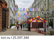 Moscow, Russia - April 21, 2016: People walking at street festival "Moscow Spring" in Stoleshnikov Lane in Moscow. Редакционное фото, фотограф Юлия Олейник / Фотобанк Лори