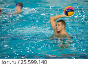 Разминка перед матчем Чемпионата России по водному поло Динамо-Москва (белый) - Штурм-2002 (черный) (2016 год). Редакционное фото, фотограф Pukhov K / Фотобанк Лори