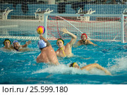 Артём Макас (1)  в матче Чемпионата России по водному поло Динамо-Москва (белый) - Штурм-2002 (черный) (2016 год). Редакционное фото, фотограф Pukhov K / Фотобанк Лори