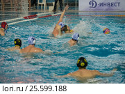 Александр Миронов (8) в матче Чемпионата России по водному поло Динамо-Москва (белый) - Штурм-2002 (черный) (2016 год). Редакционное фото, фотограф Pukhov K / Фотобанк Лори
