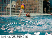 Артём Макас  в матче Чемпионата России по водному поло Динамо-Москва (белый) - Штурм-2002 (черный) (2016 год). Редакционное фото, фотограф Pukhov K / Фотобанк Лори