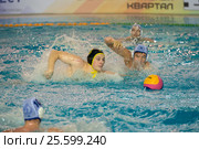 Егор Васильев (3) в матче Чемпионата России по водному поло Динамо-Москва (белый) - Штурм-2002 (черный) (2016 год). Редакционное фото, фотограф Pukhov K / Фотобанк Лори