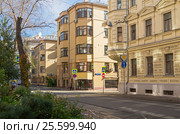 Старые дома в центре Москвы. Харитоньевский переулок, у пересечения с улицей Чаплыгина. Солнечный день в начале октября (2016 год). Редакционное фото, фотограф Сергей Рыбин / Фотобанк Лори