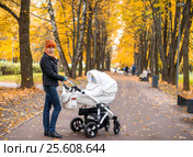 Girl in the autumn forest. Стоковое фото, фотограф Евгений Лосев / Фотобанк Лори