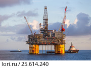 Судно поддержки вблизи платформы Shell Mars A в Мексиканском заливе (2016 год). Редакционное фото, фотограф Алексей Шматков / Фотобанк Лори
