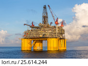 Платформа Shell Olympus на фоне кучевых облаков (2016 год). Редакционное фото, фотограф Алексей Шматков / Фотобанк Лори