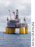 Судно поддержки у платформы Shell Mars B в Мексиканском заливе, вертикальный кадр (2017 год). Редакционное фото, фотограф Алексей Шматков / Фотобанк Лори
