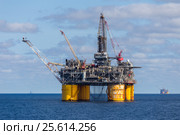 Сжигание попутного газа на платформе Shell Mars A в Мексиканском заливе (2016 год). Редакционное фото, фотограф Алексей Шматков / Фотобанк Лори