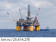 Судно поддержки у платформы Shell Mars A в Мексиканском заливе, крупный план (2017 год). Редакционное фото, фотограф Алексей Шматков / Фотобанк Лори