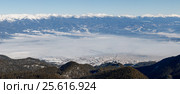Mist covers the city at the foot of the mountains. Стоковое фото, фотограф Дмитрий Петраков / Фотобанк Лори