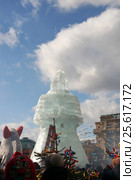 8-метровая ледяная фигура Масленицы с блинами, арт-объект. Фестиваль "Московская Масленица" на Манежной площади, Москва (2017 год). Редакционное фото, фотограф Щеголева Ольга / Фотобанк Лори