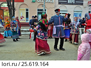 Мужчина и женщина пляшут в народных костюмах на Масленицу (2017 год). Редакционное фото, фотограф Лариса Вишневская / Фотобанк Лори
