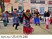 Участники фольклорного ансамбля "Калужская тальянка" пляшут на Масленицу (2017 год). Редакционное фото, фотограф Лариса Вишневская / Фотобанк Лори