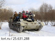 Фестиваль военной техники, катание зрителей на СУ-76, советской самоходной артиллерийской установке (САУ), применявшейся в Великой Отечественной войне (2017 год). Редакционное фото, фотограф Цветкова Елена / Фотобанк Лори