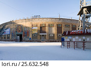 Билетная касса и фрагмент стены стадиона "Енисей" в Красноярске (2013 год). Редакционное фото, фотограф Шичкина Антонина / Фотобанк Лори