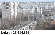 Однотипные многоэтажные дома в спальном районе. Хрущевки, вид с высоты. (2017 год). Стоковое видео, видеограф Мiлана Х / Фотобанк Лори